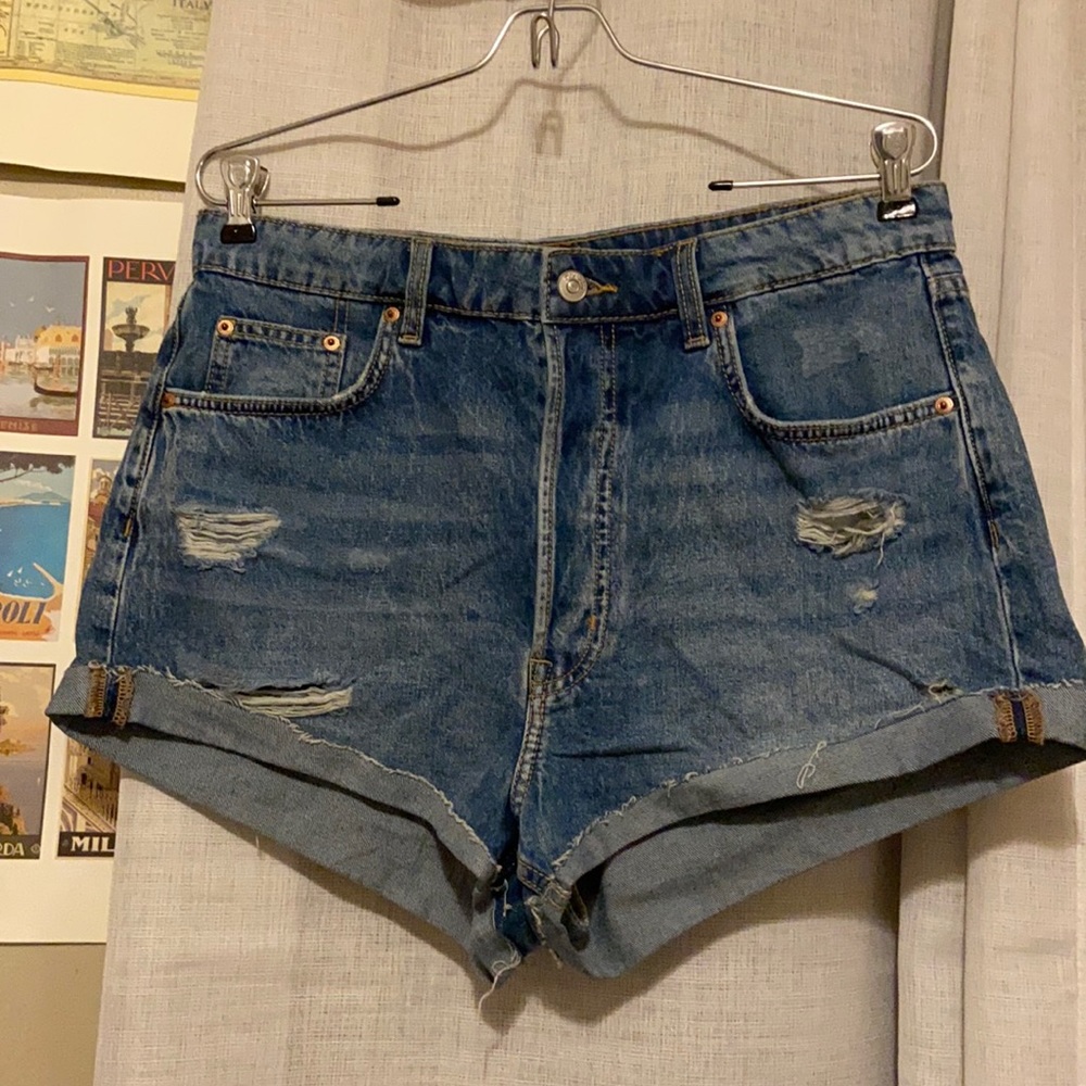 Denim Short. Hi-rise shortie.